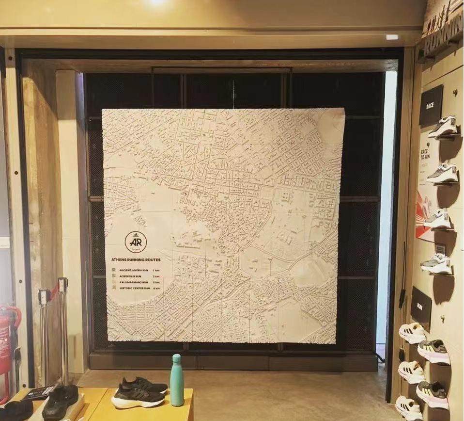 这个定制的2m x 2m雅典地图模型由3D打印工作室内数台打印机组成的“Raise3D生产车间